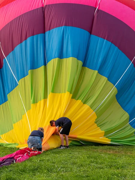 Biella, İtalya, 10 Haziran 2018-takım insanlar iş almak ve Bahar Festivali, June Pollone dal Cielo, Biella uçuş sonrası balon havlu katlama