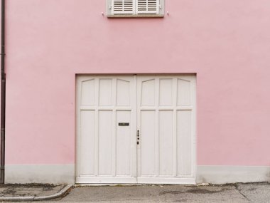Beyaz ön kapı pembe renkli evde duvar, İtalya