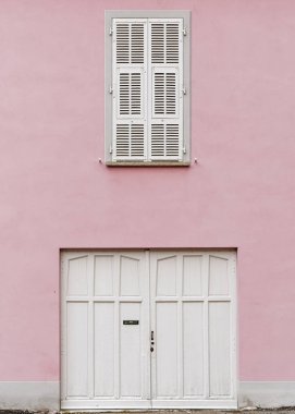 Beyaz ön kapı ve pencere pembe renkli evde duvar, İtalya