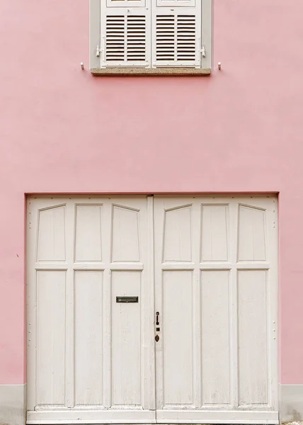 Λευκό Μπροστινή Πύλη Και Παράθυρο Ροζ Χρώμα Σπίτι Τοίχο Ιταλία — Φωτογραφία Αρχείου
