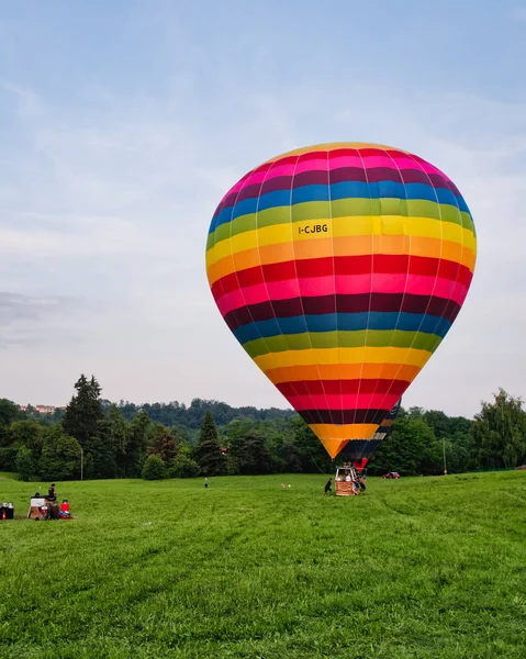 Biella Itália Junho 2018 Balões Quente Durante Aterrissagem Ancoragem Festival — Fotografia de Stock