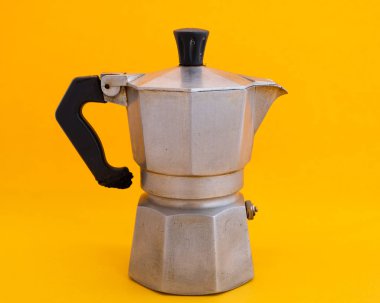 Sarı arka plan, klasik İtalyan Mocha ile kahve makinesi