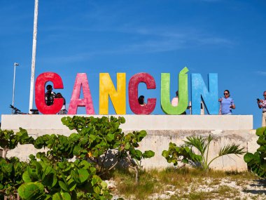 Turistler önünde Cancun, Playa Delfines, Meksika, 7 Eylül 2018 yılında iz