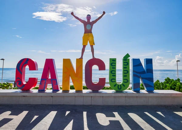 Niño Celebra Con Los Brazos Levantados Cancún Signo Playa Delfines — Foto de Stock