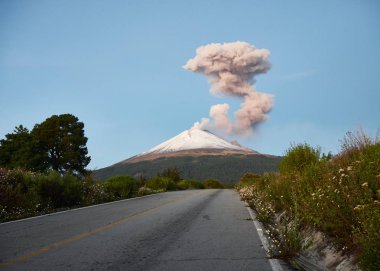 Duman Popocatepetl volkan sokak Ruta de Evacuacion, puebla, Meksika görüldü tarih sütun