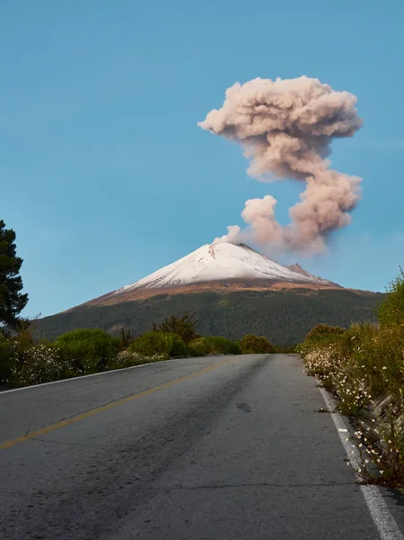 Fumarolas Vulcão Popocatepetl Visto Rua Ruta Evacuacion Manhã — Fotografia de Stock