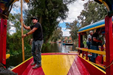 Geleneksel trajinero Xochimilco bir tekne kürek