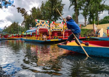 Genç trajinero Xochimilco kanala yörünge yol açar
