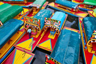 Trajineras teknede adam ile Xochimilco demirli