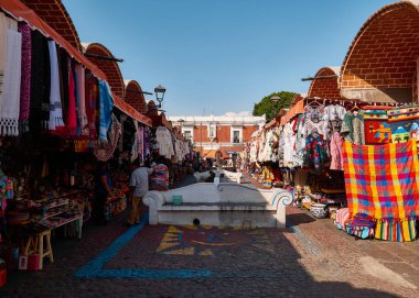 Tarihi Meksika el sanatları pazarı El Parian, Avenida 6 Oriente, Puebla, Meksika turistik ve tipik ürünler
