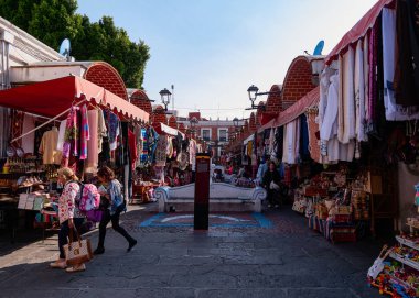 Geleneksel ürünlerin Meksika zanaat pazarı El Parian, Avenida 6 Oriente, Puebla, Meksika