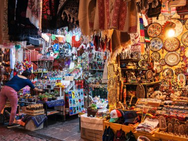 Satıcı zanaat pazarı El Parian, Avenida 6 Oriente, Puebla, Meksika geleneksel ürünler çeker