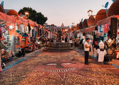 Gün batımında geleneksel ürünlerin Meksika pazarı El Parian, hediyelik eşya ve giysi, Avenida 6 Oriente, Puebla, Meksika