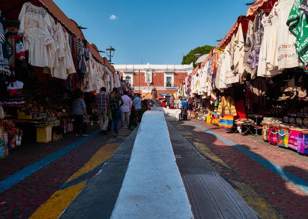 Mexikanska hantverksmarknaden El Parian av traditionella produkter, souvenirer och kläder, Avenida 6 Oriente, Puebla, Mexiko — Stockfoto