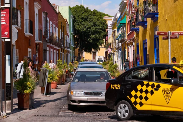 Biltrafik i färgglada gata gränd av grodor i historiska staden Puebla, Callejon de Los Sapos, Calle 6 sur, Puebla de Zaragoza, Mexiko — Stockfoto