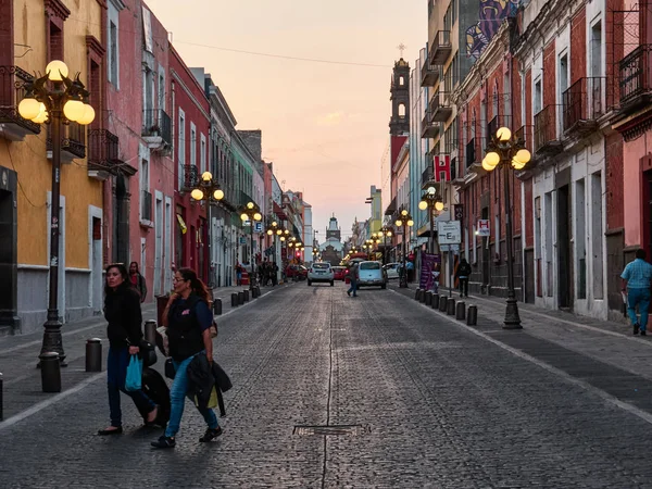 Mångfärgade gamla byggnader i kullerstensgata i Puebla centrum, Avenida 6 Oriente, Mexiko — Stockfoto