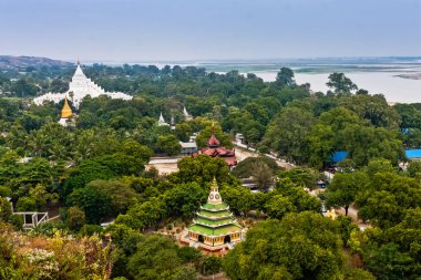 Hsinbyume Pagoda ve Mingun Stupa, Mandalay, Myanmar nehirden Irrawaddy doğal bir görünüm 
