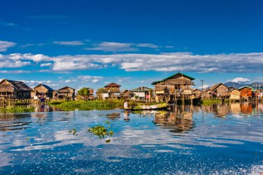 Inle Gölü, Myanmar üzerinde bir köyü
