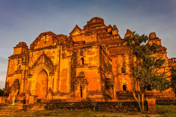 ミャンマー オールドバガン州の日没時のDammayan Gyiパゴダ — ストック写真