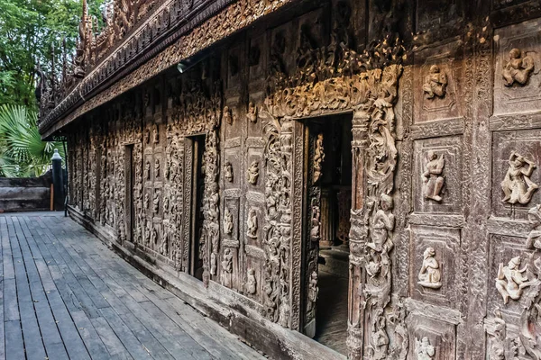 外装装飾 マンダレー ミャンマーの伝統的なビルマの木造建築 — ストック写真