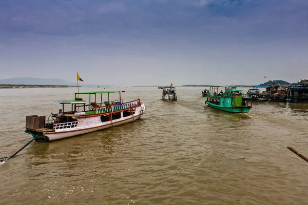 Toeristische Boten Irrawaddy Rivier Buurt Van Mandalay Myanmar — Stockfoto