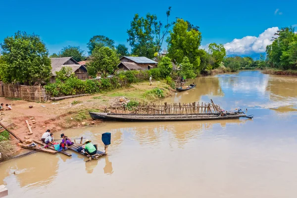 Una Familia Birmana Día Baño Río Estado Shan Myanmar — Foto de Stock