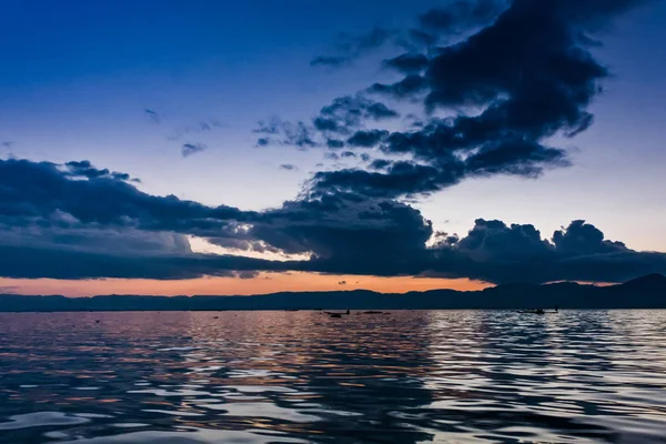 Een Zonsondergang Het Inlemeer Shan Staat Myanmar — Stockfoto