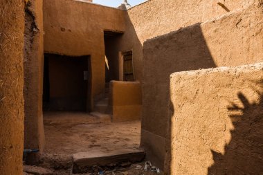 Terk edilmiş geleneksel Arap çamur tuğlalı evi, El Majmaah, Suudi Arabistan.