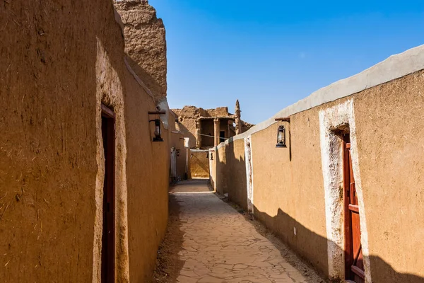 Al Majmaah, Suudi Arabistan 'da dar bir sokak ve geleneksel Arap çamur tuğla mimarisi