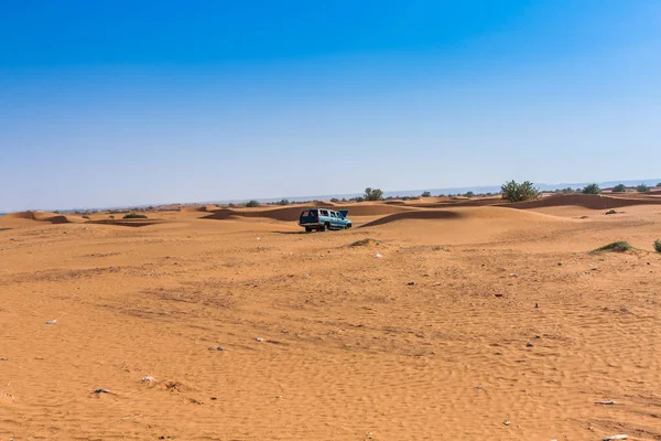 沙特阿拉伯利雅得附近沙丘上被遗弃的 Suv — 图库照片
