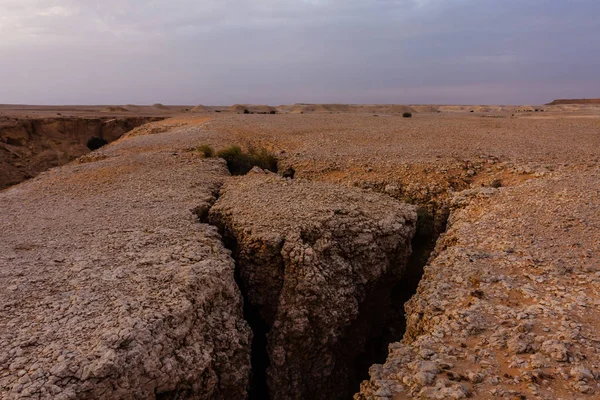 サウジアラビアのリヤドの南東の砂漠にある浸食された峡谷 — ストック写真