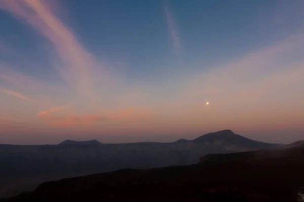 Φεγγάρι Ανατέλλει Πάνω Από Τον Κρατήρα Γουγουάραμπα Σαουδική Αραβία — Φωτογραφία Αρχείου