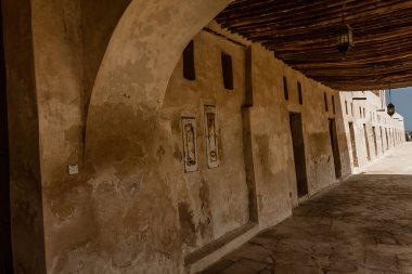 Aqeer Kalesi 'nin cephesinde kapalı geçit, Suudi Arabistan