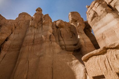 Al Khobar Caves (Jebel Qarah) çevresinde kumtaşı oluşumları, Al Hofuf, Suudi Arabistan