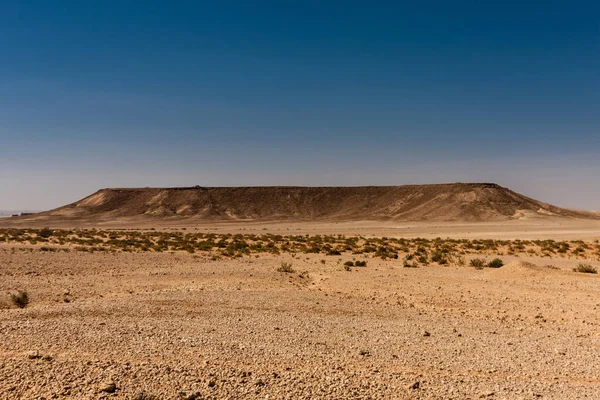 サウジアラビア リヤド近郊の砂漠におけるテーブルトップ堆積形成 — ストック写真