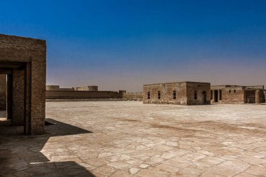 Aqeer Kalesi 'nin bir avlusunda, Suudi Arabistan