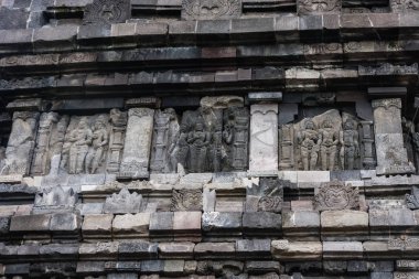 Epik sahneleri ile Candi Prambanan (Prambanan Tapınağı) dış bas-kabartma paneli bir ayrıntı