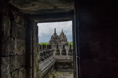 Başka bir tapınaktan Candi Sewu (Sewu Tapınağı) kompleksinin tapınaklarından biri üzerinde bir görünüm