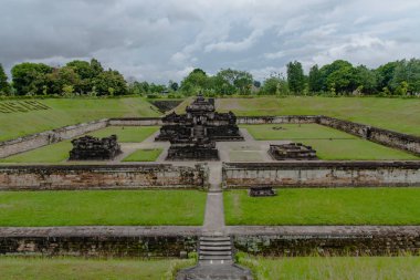Bulutlu bir yaz gününde Candi Sambisari 'nin manzarası