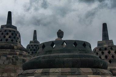 Borobudur Tapınağı 'nın tepesinde bulunan delilmiş stupalar, Yogyakarta, Endonezya