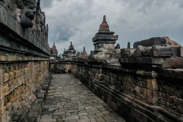 Uma Balaustrada Templo Borobudur Com Esculturas Parede Yogyakarta Indonésia — Fotografia de Stock