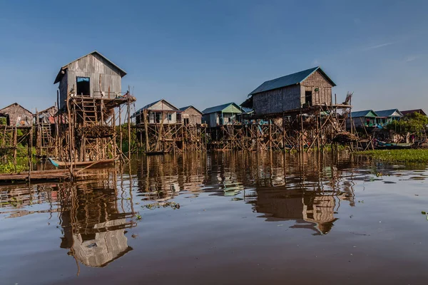 Tonle Sap Gölü yakınlarındaki bir balıkçı köyünde stilt evleri, Kamboçya