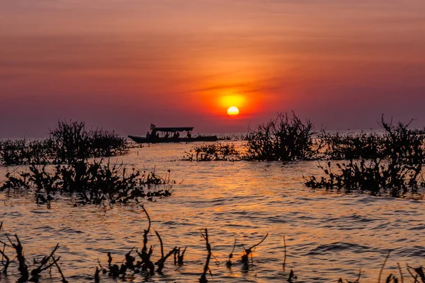 Tonle Sap Gölü üzerinde gün batımı, Kamboçya
