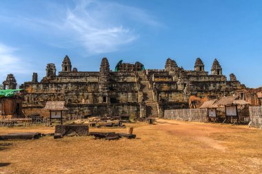 Phnom Bakheng Tapınağı restorasyon altında, Siem Reap, Kamboçya