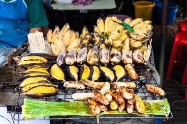 Bangkok sokaklarında ızgara muz