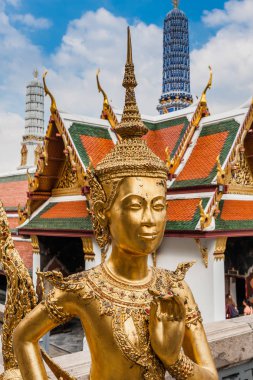 Wat Phra Kaew Zümrüt Buda Tapınağı'nda bir kinnara heykeli (mitolojik yaratık, yarı kuş, yarı insan), Grand Palace, Bangkok (Tayland).