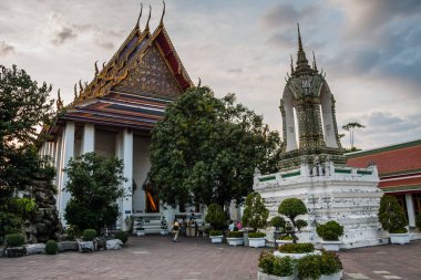 Gün batımında Yatan Buda Tapınağı, Bangkok