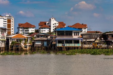 Bangkok yakınlarındaki Chao Phraya Nehri üzerinde konut daireler ve yoksul konutlar, Tayland