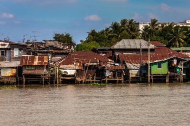Bangkok yakınlarındaki Chao Phraya Nehri üzerinde Yoksul konutlar, Tayland