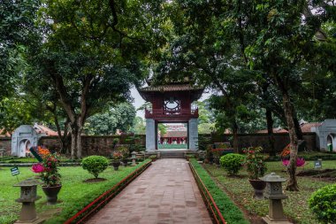 Bir kapı ve Edebiyat Tapınağı'nda bir bahçe - Van Mieu, Hanoi